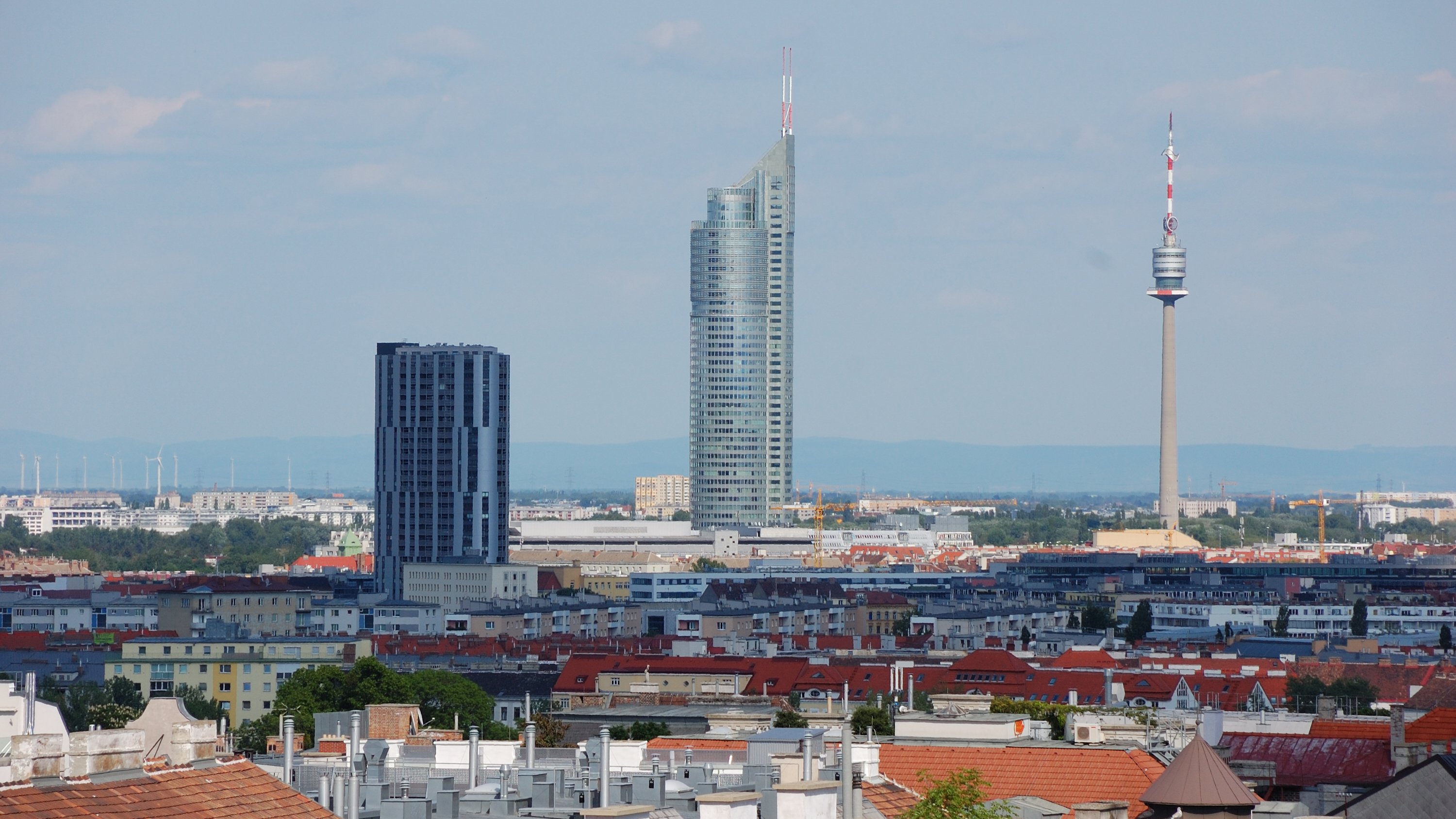Donauturm und Millennium Tower bei Tag.