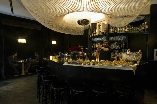 Roberto's Bar mit riesigem Lampenschirm