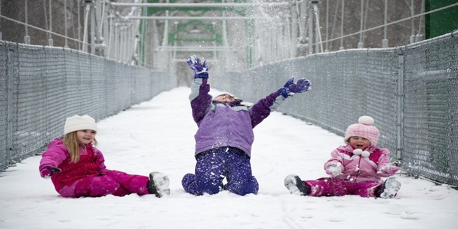 Kinder, die im Schnee spielen