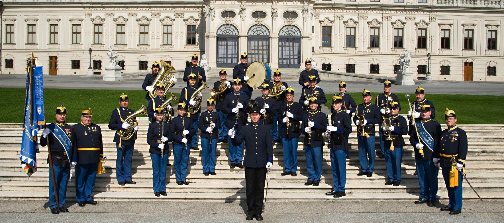 Die Musiker der Wiener k u k Regimentskapelle IR4 vor dem Schloss Belvedere in wien