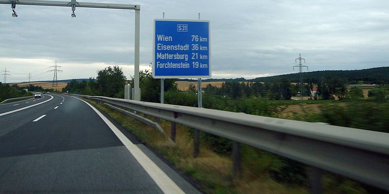 Straßenschild auf Autobahn