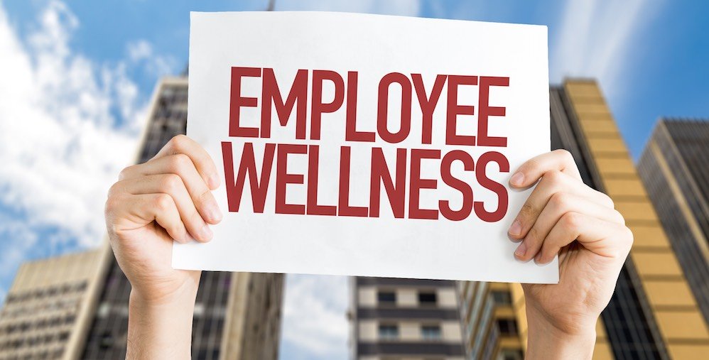 Schild mit Aufschrift Employee Wellness
