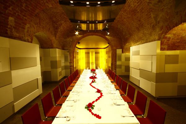 Gewölbekeller im Mozarthaus Wien mit gedeckten Tischen 