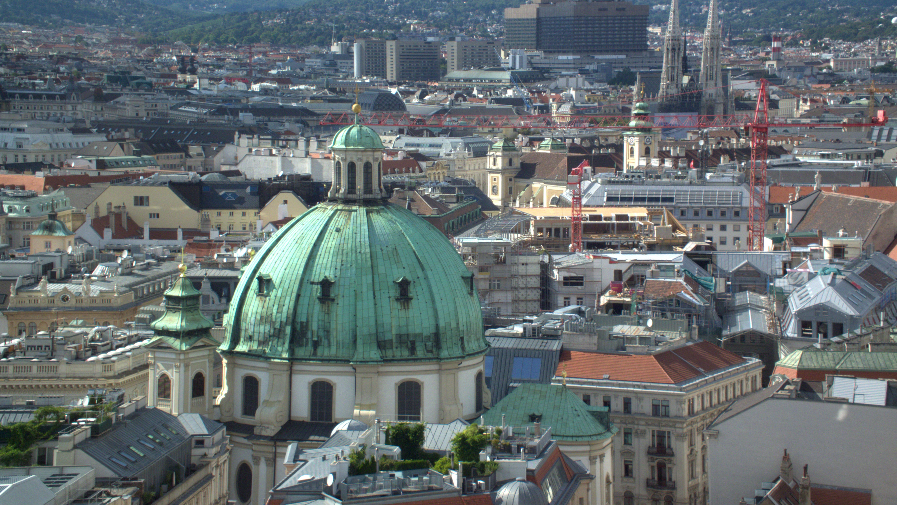 Blick von oben auf die Peterskirche in Wien.