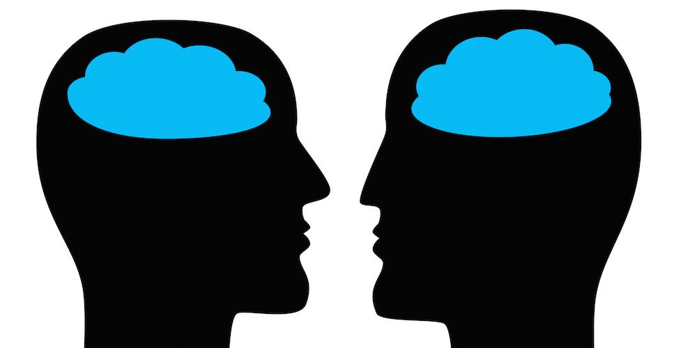 Zwei schwarze Köpfe mit hellblauen Wolke im Gehirn