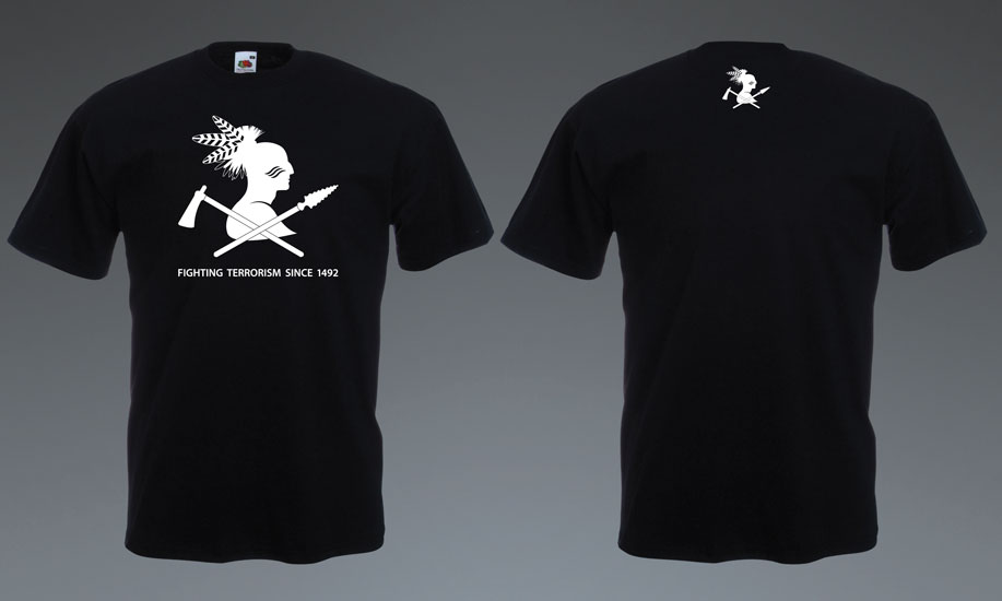 schwarzes T Shirt vorne und hinten bedruckt mit "Fighting Terrorism since 1492" und Grafik Indianer