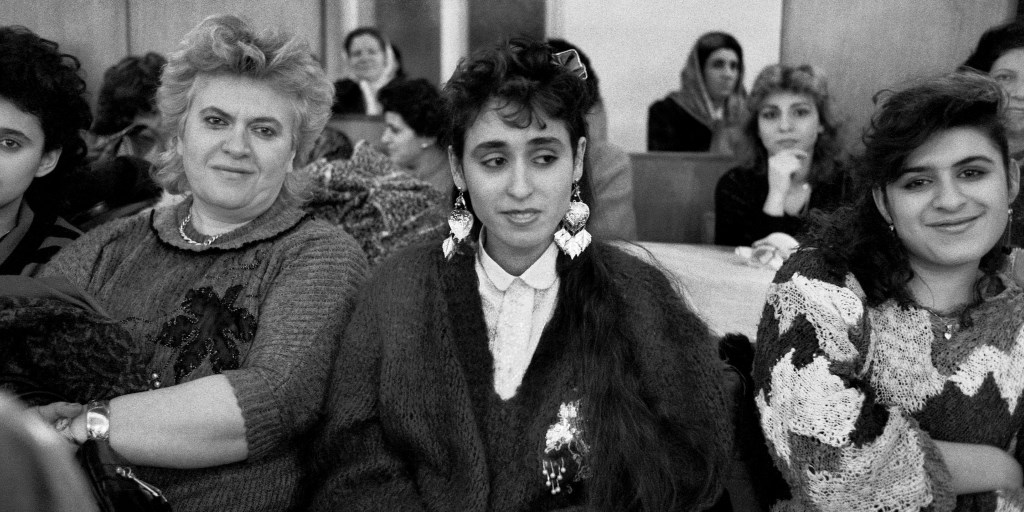 Frauen auf schwarz weiß Bild Fotografie aus der Ausstellung Transit. Die Iraner in Wien