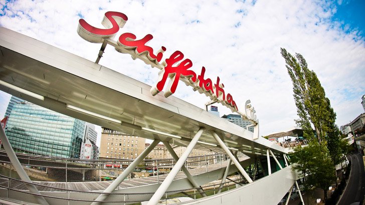 Bild vom roten Schriftzug "Schiffstation" über dem neuen Hafen für die Schnellkatamarane von Wien nach Budapest
