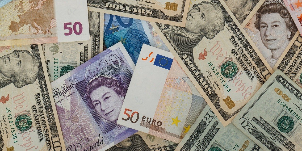 Dollar, Euro und Britische Pfund-Scheine