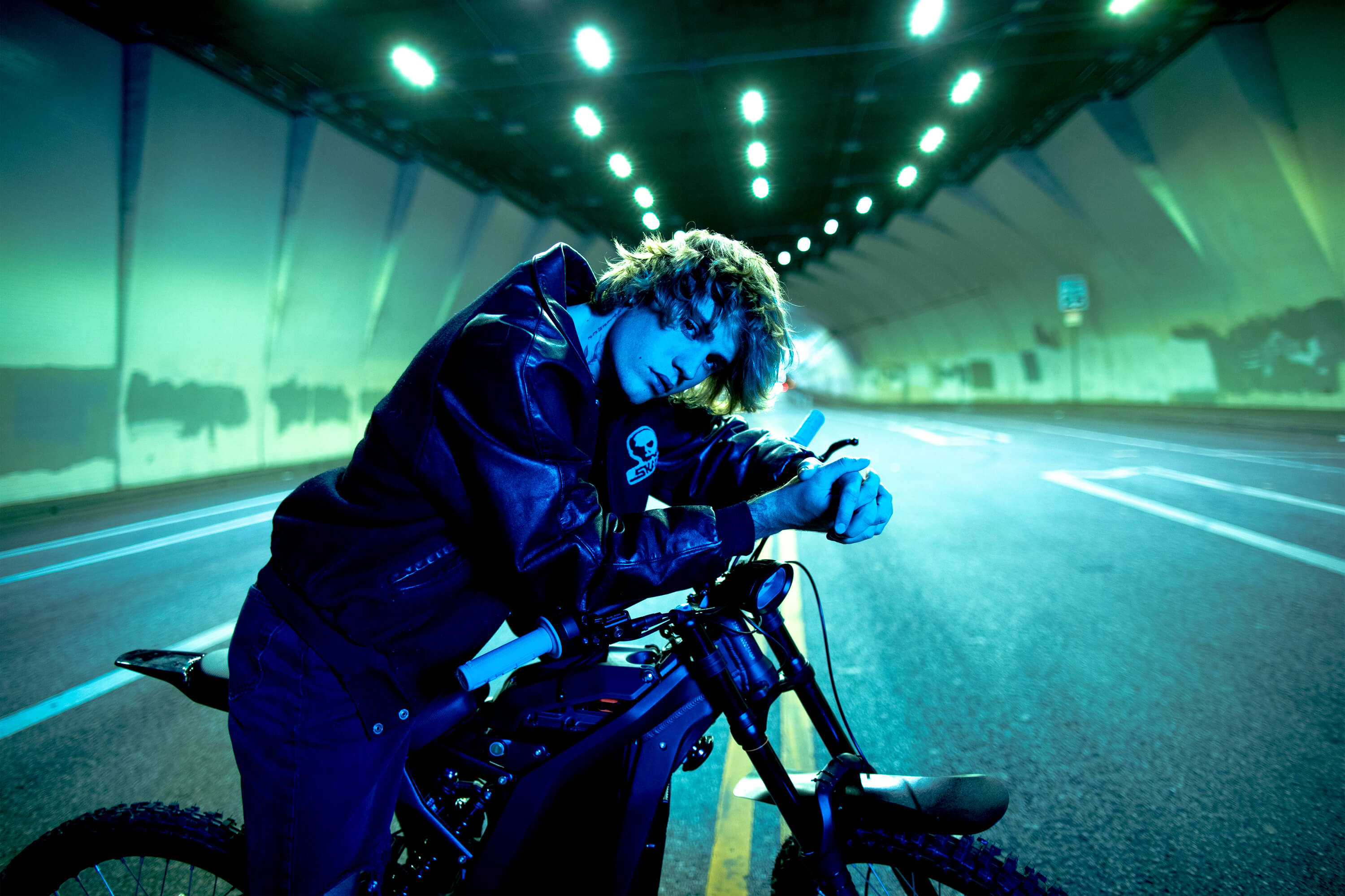 Musiker Justin Bieber sitzt in einem Tunnel auf dem Boden, den Kopf auf die Knie gestützt