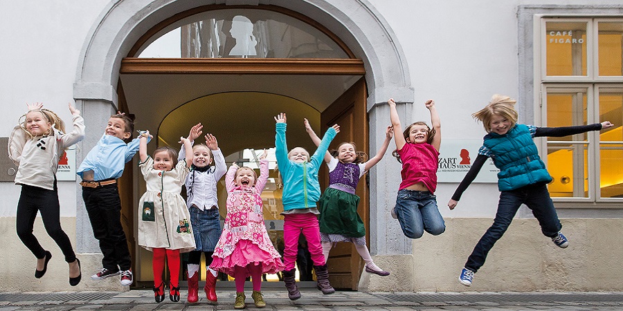 Kinder springen vor dem Mozarthaus 