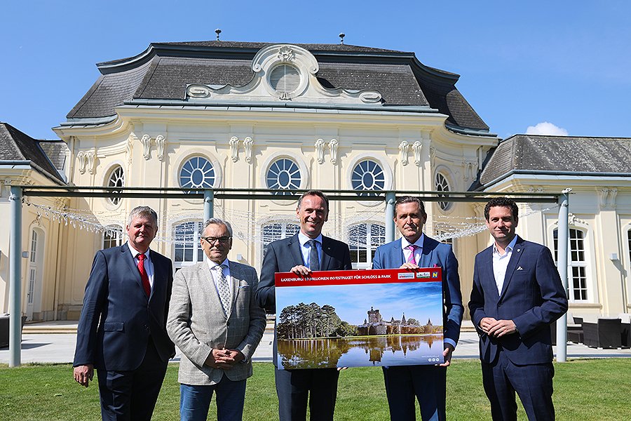 Schloss Laxenburg Investitionsscheck wird überreicht von Vertretern der Länder Wien und NÖ