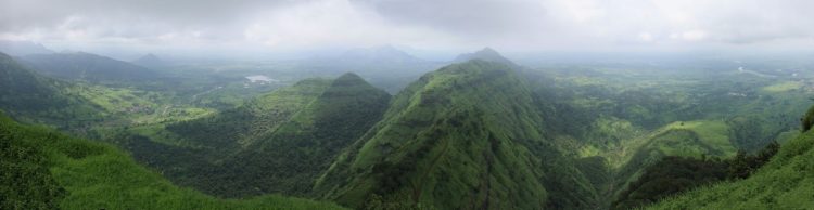 Gebirge in Indien Monsun im Winter, keine Regenzeit alles ist braun