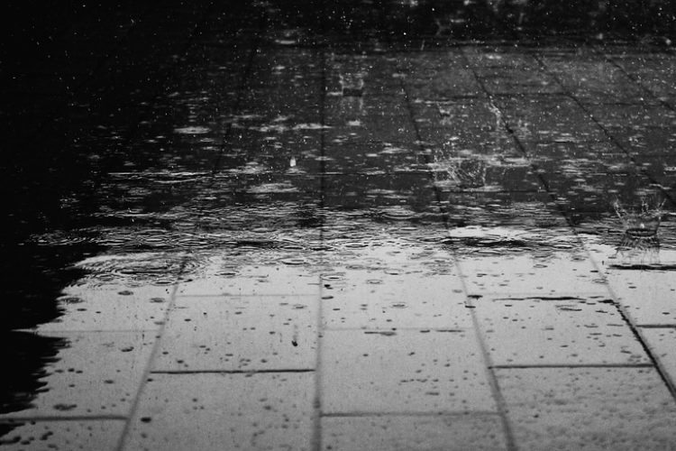 Regen trommelt auf Asphalt