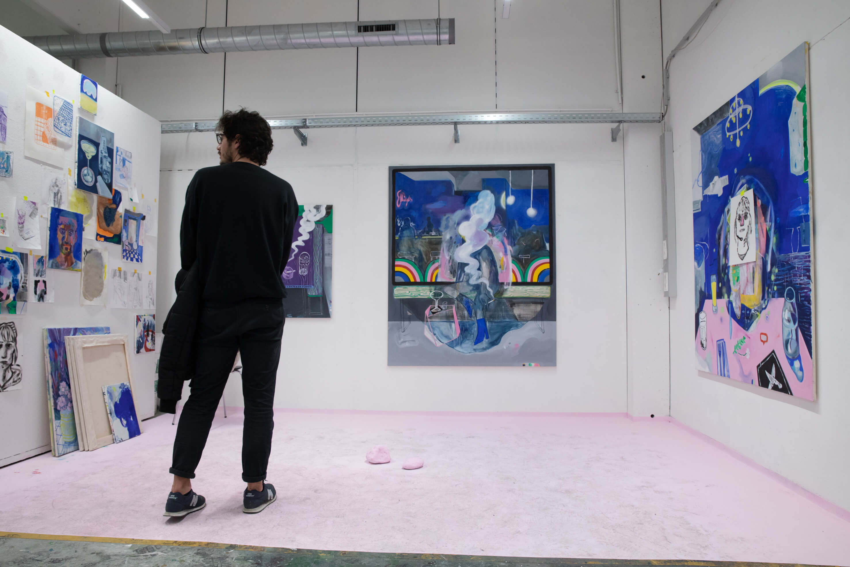 Besucher einer Kunstausstellung beim Rundgang 2020