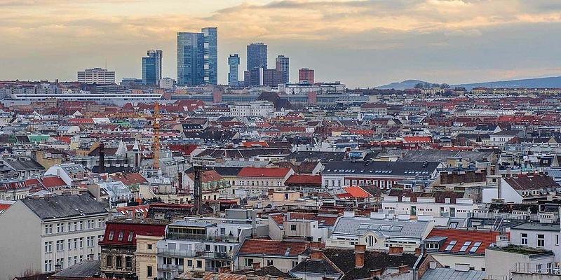 Das Bild zeigt eine Panoramaaufnahme Wiens. 