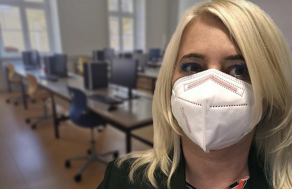 Frau trägt FFP2 Maske am Arbeitsplatz