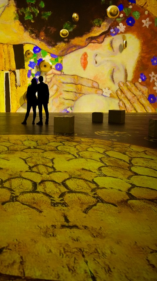 Klimts Kuss als übergroße Projektion an der Wand: Ausstellungsaufnahme Klimt Experience