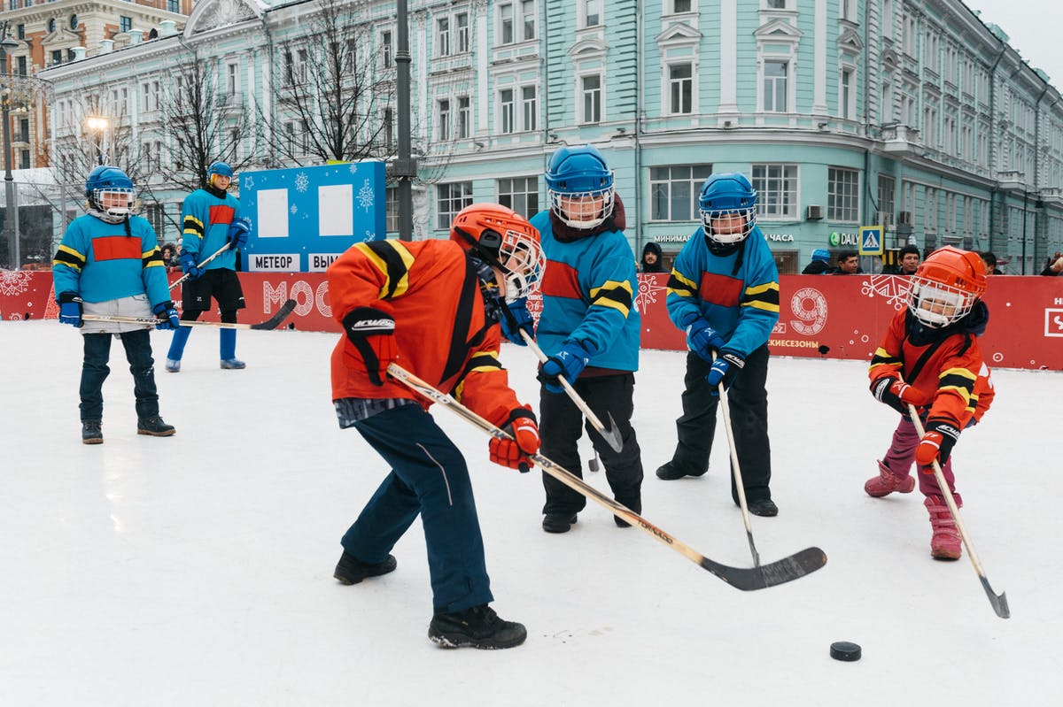 Kinder spielen Eishockey in Wien