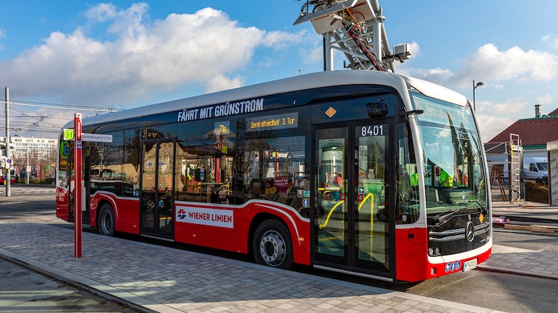 neuer E-Bus der Wiener Linien in der Haltestelle