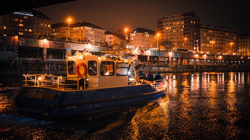 Boot am Abend auf dem Donaukanal