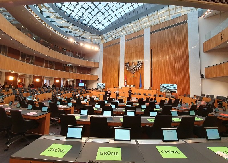Das Bild zeigt den Nationalratssitzungssaal im österreichischen Parlament.