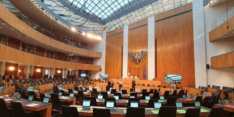 Das Bild zeigt den neuen Nationalratssitzungssaal im österreichischen Parlament.