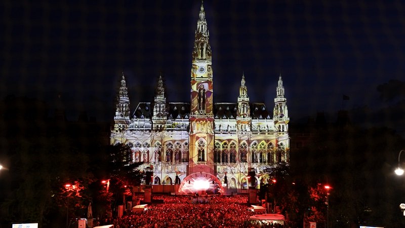 Das Bild zeigt die Eröffnung der Wiener Festwochen am Rathausplatz.