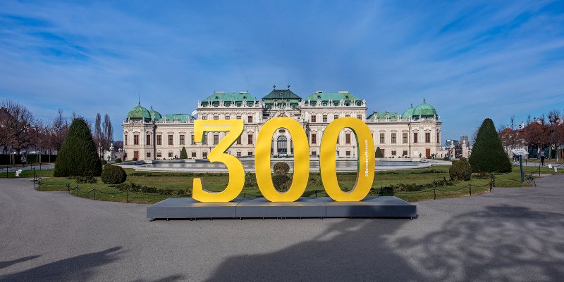 Belvedere in Wien, davor eine große 300 als Skulptur