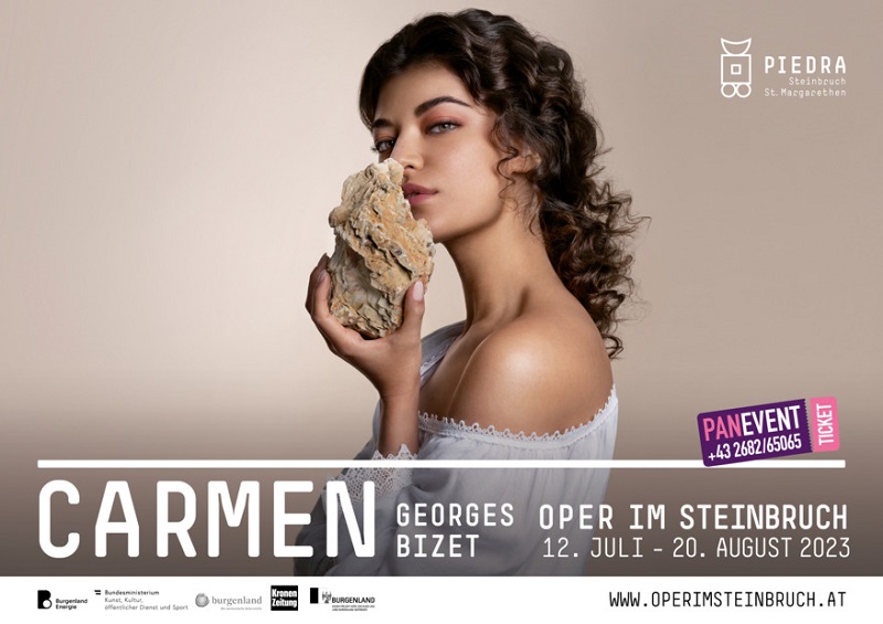Plakatsujet Carmen Oper im Römersteinbruch, Frau hält Felsstück