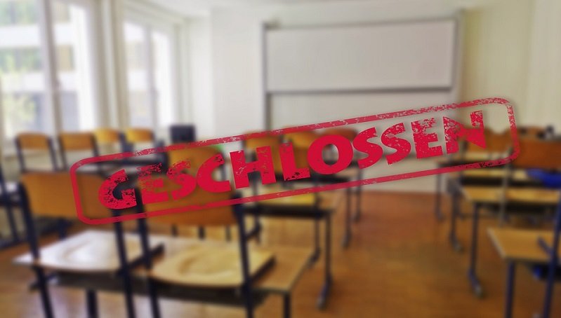 Klassenzimmer ist leer mit Schriftzug "geschlossen"
