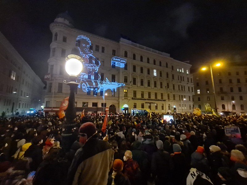 Hunderte Demonstraten vor Wiener SPÖ-Zentrale, auf einer Projektion auf die Hauswand fällt BM Ludwig einen Baum