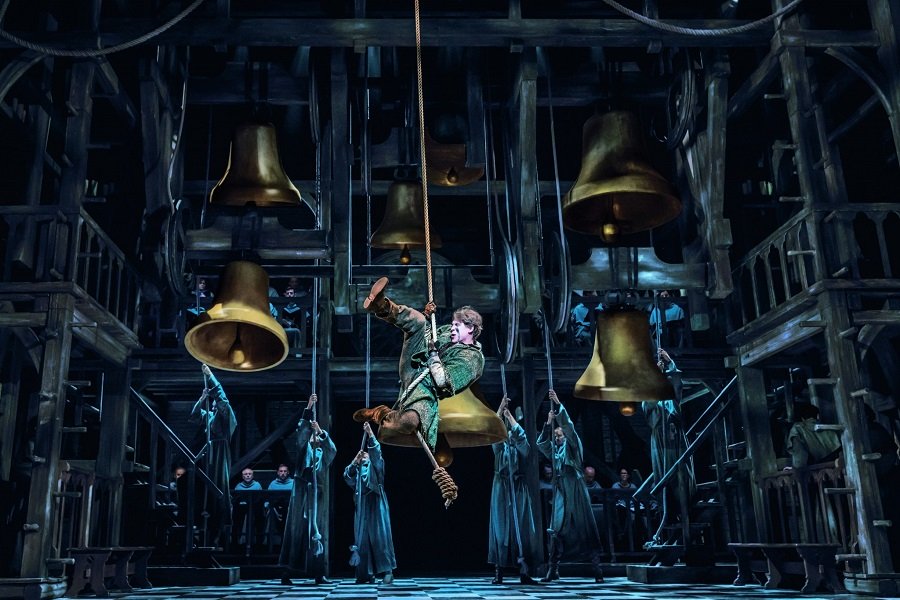 Glöckner von Notre Dame Musical Szenebild: Quasimodo schwingt am Glockenseil