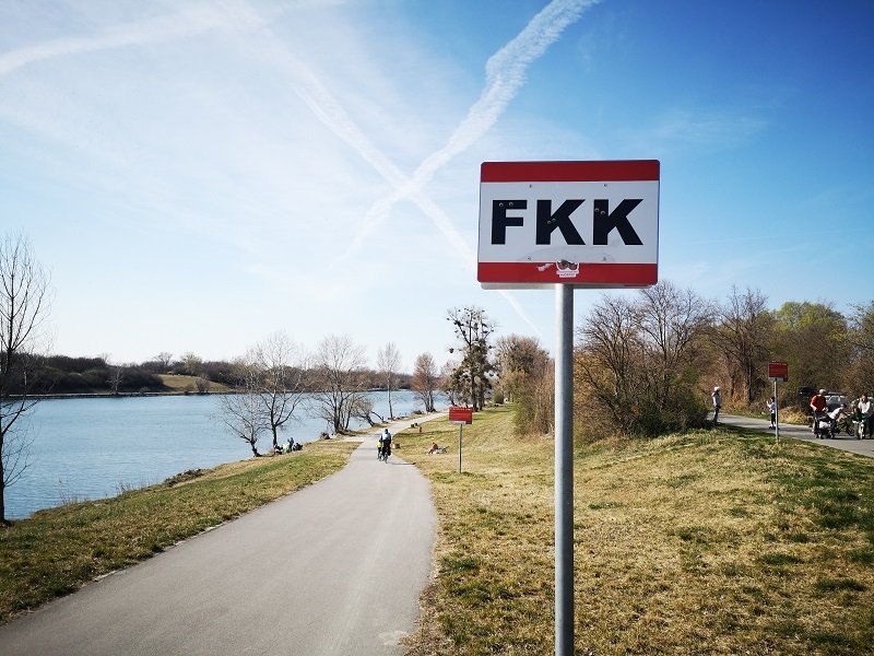 Aufnahme Donauinsel mit FKK-Schild
