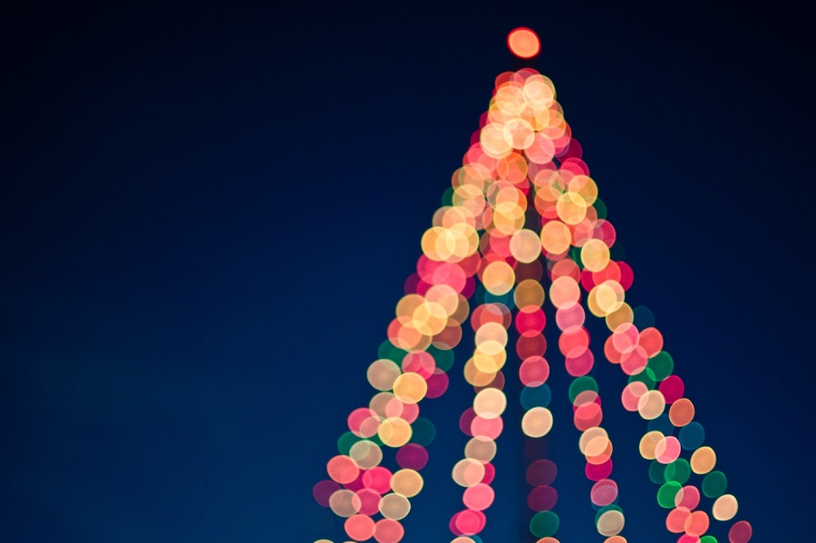 Beleuchteter Weihnachtsbaum verschwommen im Hintergrund