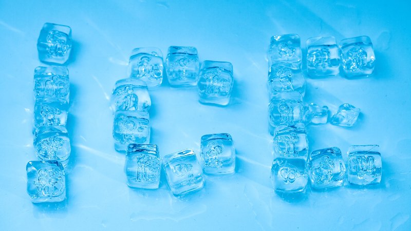 Worte "ice cold" mit Eiswürfeln geschrieben