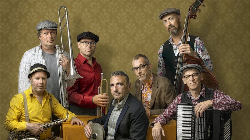 Sieben Klezmer-Musiker mit verschiedenen Instrumenten