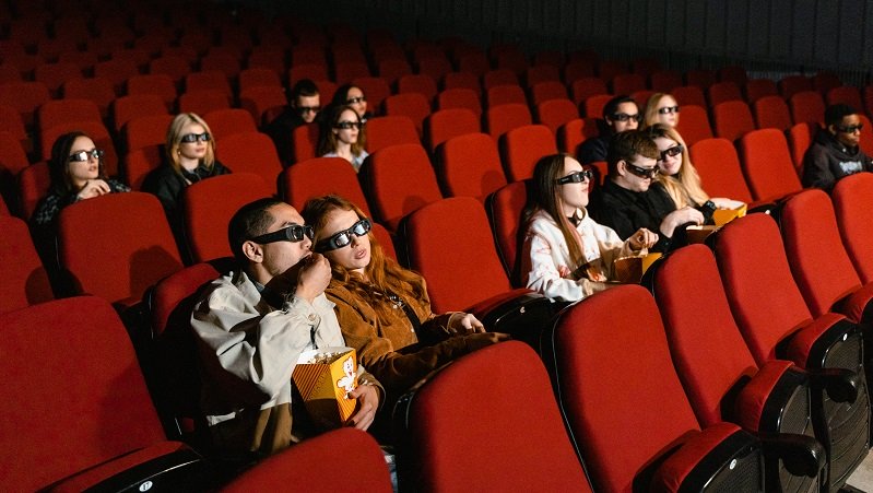 Menschen sitzen im Kino und sehen sich einen Film an