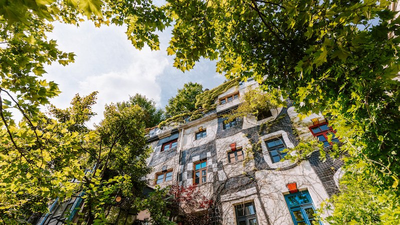 Kunst Haus Wien von außen umrahmt von Bäumen