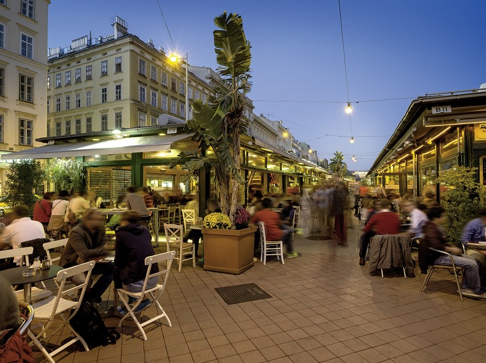 Gastgärten am Wiener Naschmarkt in der Abenddämmerung