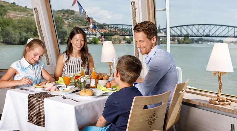 Familie frühstückt an Bord eines Schiffes