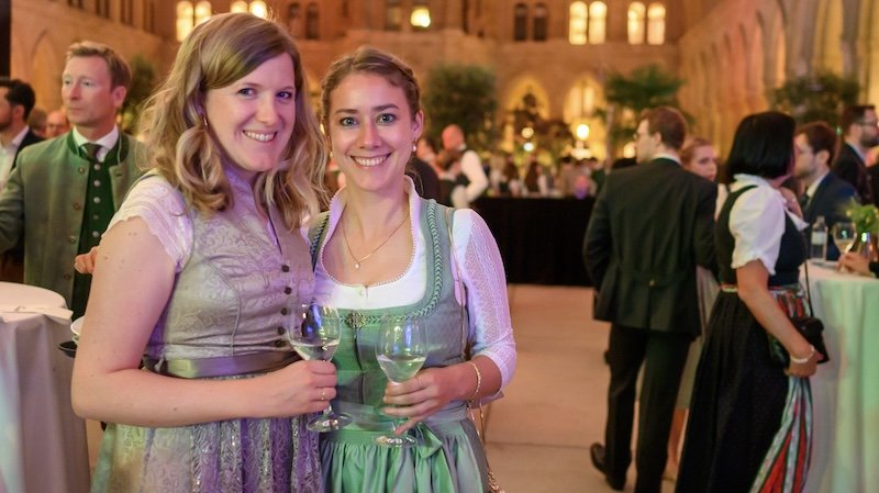 Zwei Frauen in Tracht im Rathaus am Oberösterreicher Ball