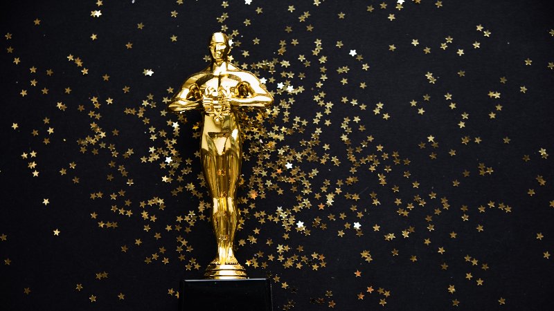 Goldener Oscar vor schwarzem Hintergrund