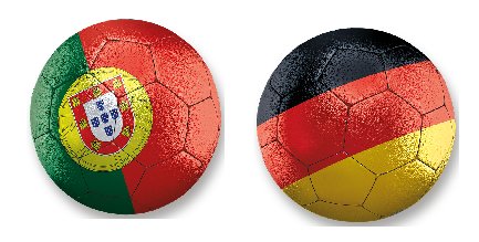 Zwei Fußbälle in den Nationalfarben von Portugal und Deutschland