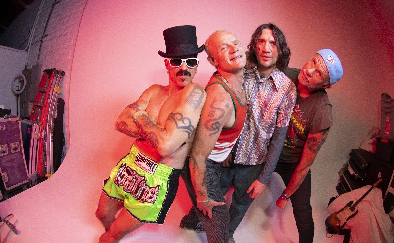 Mitglieder der Band Red Hot Chili Peppers bei einem Fotoshooting