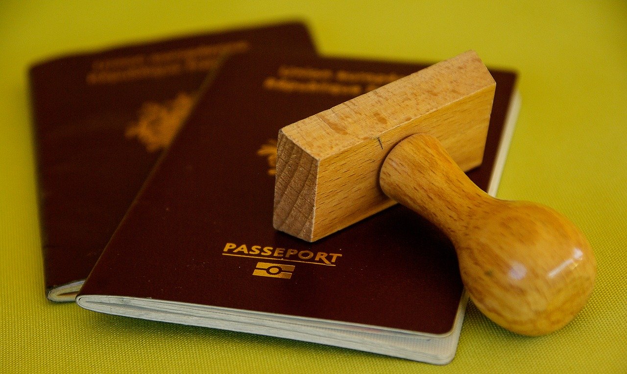 Lange Wartezeiten beim Pass-Antrag am Bezirksamt: Symbolbild Reisepass mit Stempel
