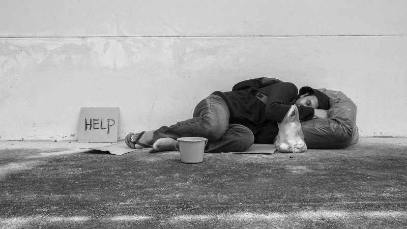 Obdachlose liegt auf der Straße und schläft