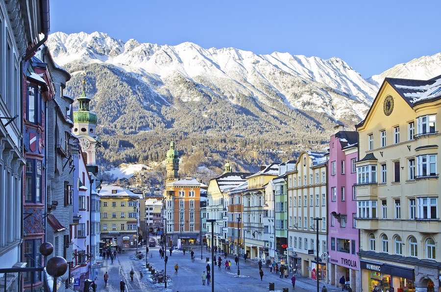 Innsbrucker Maria-Theresien-Straße mit Nordkette im Hintergrund