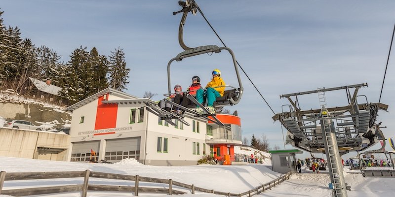Skilift mit Skifahrern